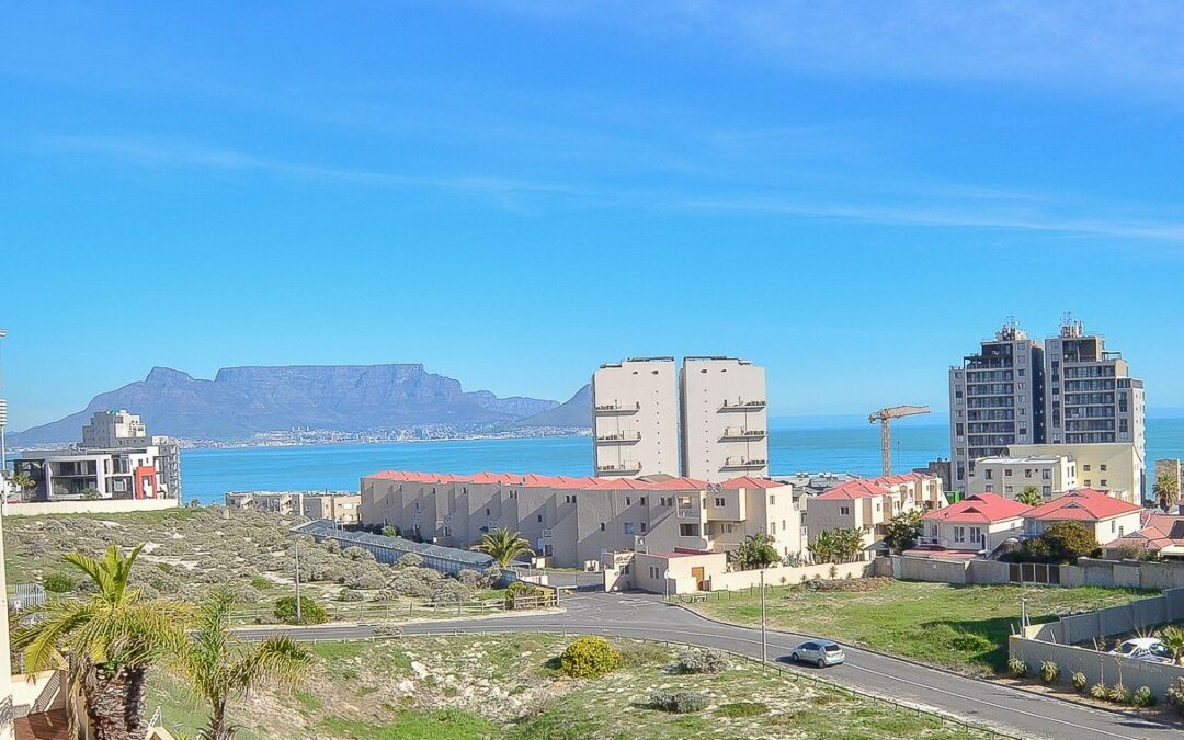 Luxuriöse, Italienisch inspirierte Villa mit Meer- und Bergblick