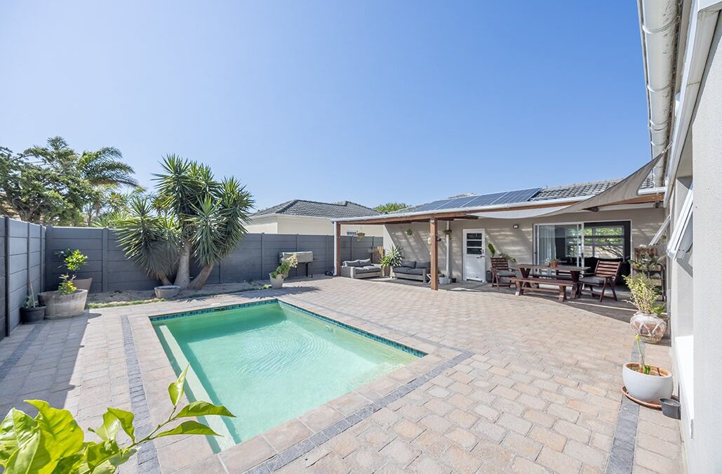 Geräumiges 3-Schlafzimmer-Familienhaus mit Pool, Solaranlage und Erweiterungspotential in Sunningdale